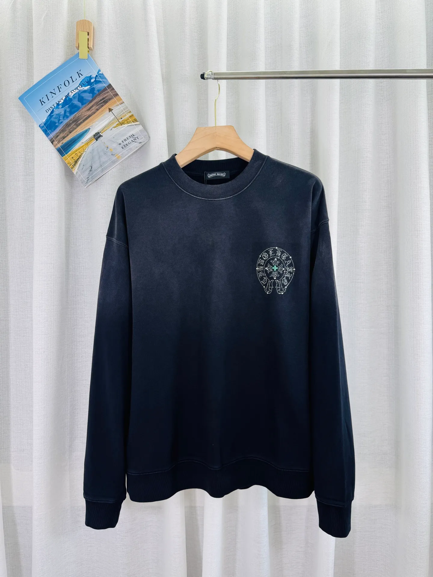 P290 top version, real shot without P, ​​different from market currency) 𝗖𝗵𝗿𝗼𝗺𝗲 𝗛𝗲𝗮𝗿𝘁𝘀/Croxin 2025 Autumn and Winter New Original Single Counter American 3D Rivets and Stickers Couple Casual Sweater 👑The highest version! Customized fabric 430g tripe terry fabric! American-style pickled and distressed original fabric, laser-burned flowers, rivets and diamonds, exquisite embroidery of letters! The best-selling model in the counter, very comfortable to wear. Accessories: original molded and authenticated collar label➕100% silk wash label. Genuine purchase-grade original hangtag➕matching hanging rope➕3D hanging beads➕original packaging bag. Craftsmanship: The original version has consistent wiring! The highest version of the armhole matching technique! Color: Pink Black Green Purple Size: S M L XL Style Number: 25-375